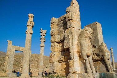 Persepolis, Iran - 15 Mayıs 2017: Duvarları Persia eski başkenti. Persepolis Ahameniş krallığının başkenti olduğunu. Iran görme. Antik Pers. Kısma eski binaların duvarları üzerinde.