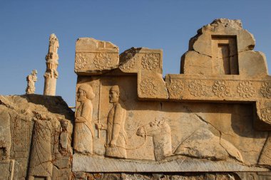 Persia eski başkenti duvarlarını. Persepolis Ahameniş krallığının başkenti olduğunu. Iran görme. Antik Pers. Kısma eski binaların duvarları üzerinde.