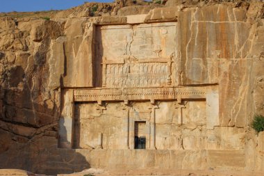 Persia eski başkenti duvarlarını. Persepolis Ahameniş krallığının başkenti olduğunu. Iran görme. Antik Pers. Kısma eski binaların duvarları üzerinde.