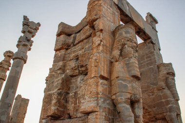 Persia eski başkenti duvarlarını. Persepolis Ahameniş krallığının başkenti olduğunu. Iran görme. Antik Pers. Kısma eski binaların duvarları üzerinde.