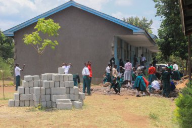 Arusha, Tanzanya - 13 Mart 2015: Okul bahçesinde, Tanzanya genel lise öğrencileri eser
