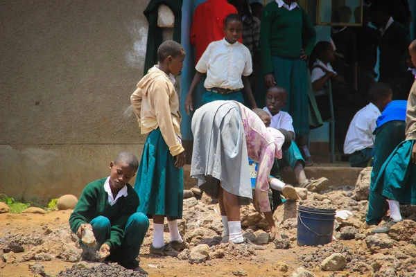 Аруша Танзания Марта 2015 Дворе Школы Работают Ученики Государственных Школ — стоковое фото