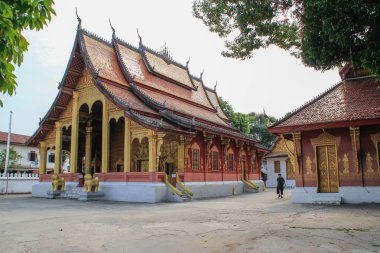 Luang Prabang, Laos - 3 Mart 2016: Luang Prabang Ulusal Müzesi ve Haw Kham Tapınağı Laos şehrin ana konumlar vardır