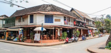 Luang Prabang, Laos - 3 Mart 2016: Laos, Luang Prabang sömürge Fransız mimarisi binaları ile eski başkenti Caddesi