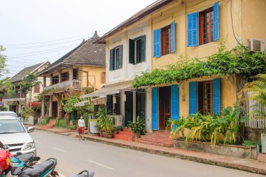 Luang Prabang, Laos - 3 Mart 2016: Laos, Luang Prabang sömürge Fransız mimarisi binaları ile eski başkenti Caddesi