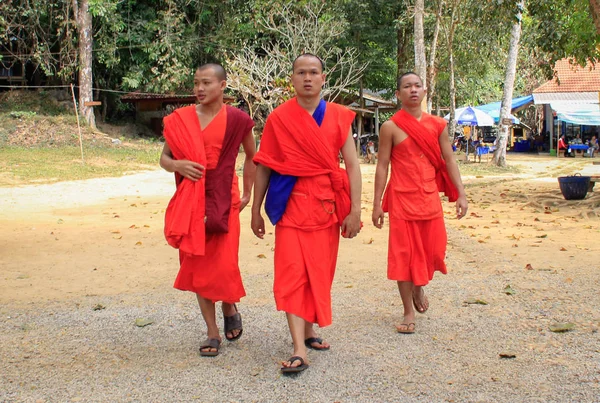 Wang Vieng Laos Februari 2016 Tre Buddhistiska Munkar Röda Kläder — Stockfoto