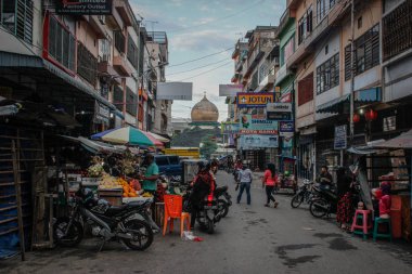 Medan, Endonezya - 20 Ocak 2018: Sokak hayatı - dükkanlar, meyve satıcıları, motosikletler ve yayalar.