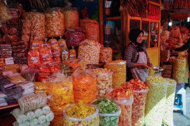 Medan, Endonezya - 20 Ocak 2018: Bir sokak pazarı ve yerel cips satan bir kadın satıcı