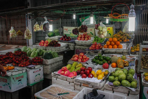 印度尼西亚棉兰 2018年1月20日 首都街头市场 有一盘异国情调的水果 — 图库照片
