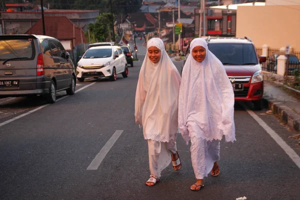 Medan Indonesien Januari 2018 Två Indonesiska Flickor Går Stadsgata Vita — Stockfoto