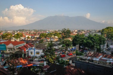 Bukittingi, Sumatra - 1 Şubat 2018: Şehrin yukarıdan ve yanardağdan panoramik görünümü