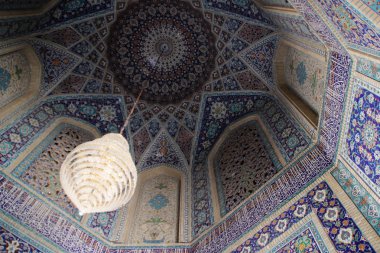 Şiraz, İran - 12 Mayıs 2017: Zengin bir avize ile İran camilerin güzel geleneksel mavi dekore tavanlar.