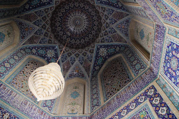 シラーズ イラン 2017 豊かなシャンデリアとイランのモスクの美しい伝統的な青の装飾された天井 — ストック写真