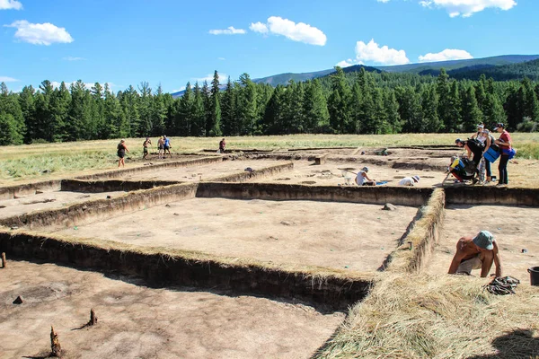 Tuva, Rusya - 8 Ağustos 2018: arkeolojik kazılar İskit kurgan sitesinde Rus coğrafi toplumun