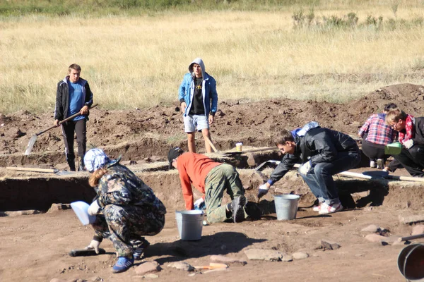 Tuva, Rusya - 8 Ağustos 2018: arkeolojik kazılar İskit kurgan sitesinde Rus coğrafi toplumun