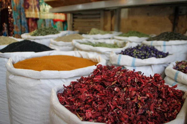 Zakjes Thee Specerijen Voorgrond Karkade Marokkaanse Markt — Stockfoto