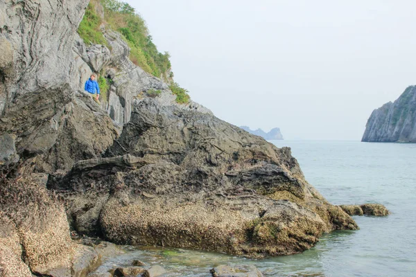 White Blond Male Tourist Blue Jacket Rocks Vietnam Long Bay — 스톡 사진