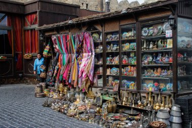 Bakü, Azerbaycan - 10 Nisan 2017: Geleneksel Azeri hediyelik eşyası ile eski şehrin sokağı