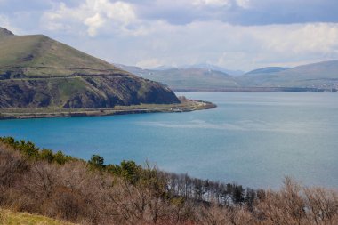 Sevan Gölü Ermenistan ve Kafkasya bölgesindeki en büyük su birikintisidir. Su ve dağların mavi genişlikleri. Doğal Ekolojik Arka Plan