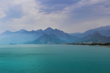 Kayalar, dağlar ve parlak berrak turkuaz su ile Plaj. Türk cenneti. Antalya, Türkiye