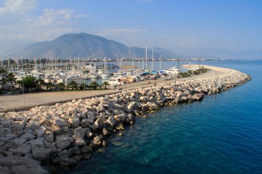 Demre, Türkiye - 12 Haziran 2017: Berrak turkuaz suile aydınlık bir yaz güneşli gününde yat ve teknelerle liman.