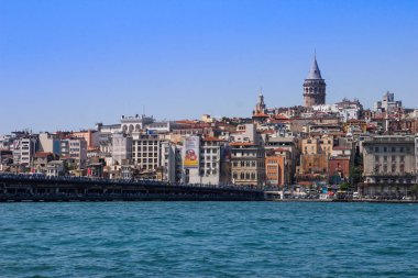 İstanbul, Türkiye - 26 Haziran 2017: İstanbul'dan Boğaz'ın turkuaz suyu. Galata Kulesi ile Bosphon Üzerinde Köprü