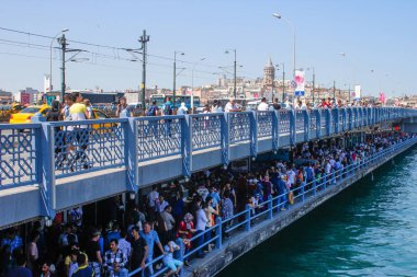 İstanbul, Türkiye - 26 Haziran 2017: İstanbul'dan Boğaz'ın turkuaz suyu. Galata Kulesi ile Bosphon Üzerinde Köprü