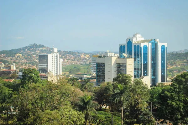 Kampala, Uganda - 21 Ocak 2015: yeşil ağaçlar şehrin iş merkezi. Yukarıdan görüntüle.