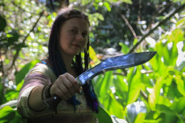 丛林中女孩手中的混战武器砍刀 — 图库照片