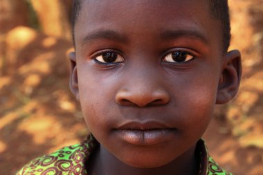 Kampala, Uganda - 27 Ocak 2015: Afrikaköy çocuğunun potraite'si gülümseyerek Kampala banliyösünde evinin yakınında oynuyor.