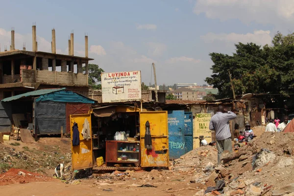 カンパラ ウガンダ 2015年2月3日 ウガンダの首都のスラム街の通りとショップ カンパラ — ストック写真