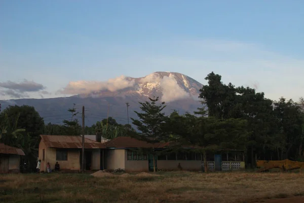 坦桑尼亚莫希 2015年3月13日 云中著名的乞力马扎罗火山 非洲的最高峰位于肯尼亚和坦桑尼亚边境 火山脚下的可怜的非洲村庄 — 图库照片