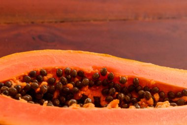 Egzotik bir papaya meyvesinin Macro fotoğrafı. Papaya tohumları.