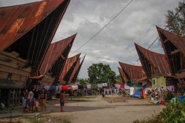 Parapat, Sumatra - 30 Ocak 2018: Endonezya 'nın Sumatra adasında Batak halkının çatıları olan alışılmadık geleneksel evler. Batak Endonezya 'nın geleneksel mimarisi.