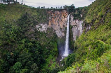 Endonezya 'nın ünlü şelalesi Sipiso Piso Toba Gölü' nde, ormanların arasında.