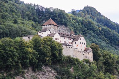 Vaduz Kalesi, Lihtenştayn. Prensin resmi konutu. Orta Çağ Avrupa Kalesi Alp Dağları 'nın arka planına karşı.