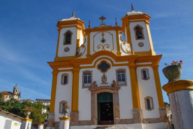  The Church Nossa Senhora das Merces, Brezilya 'nın Ouro Preto şehrinde bulunan bir Rococo Katolik kilisesidir. Brezilyalı mimar ve heykeltıraş Lisboa tarafından tasarlandı. Aleijadinho olarak da bilinir. Ouro Preto, Brezilya