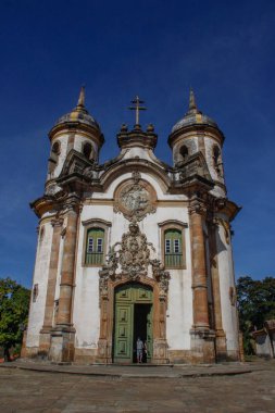 Ouro Preto, Brezilya - 3 Temmuz 2019: Assisi 'li Aziz Francis Kilisesi, Brezilya' nın Ouro Preto kentinde bulunan bir Rococo Katolik kilisesidir. Brezilyalı mimar ve heykeltıraş Lisboa tarafından tasarlandı. Aleijadinho olarak da bilinir.