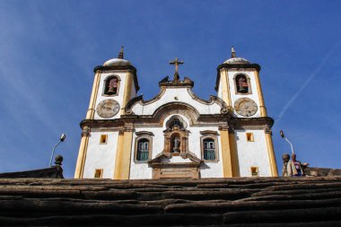 Ouro Preto, Brezilya - 3 Temmuz 2019: Assisi 'li Aziz Francis Kilisesi, Brezilya' nın Ouro Preto kentinde bulunan bir Rococo Katolik kilisesidir. Brezilyalı mimar ve heykeltıraş Lisboa tarafından tasarlandı. Aleijadinho olarak da bilinir.