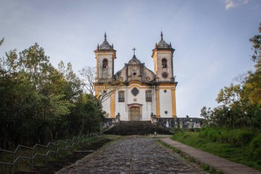  The Church Nossa Senhora das Merces, Brezilya 'nın Ouro Preto şehrinde bulunan bir Rococo Katolik kilisesidir. Brezilyalı mimar ve heykeltıraş Lisboa tarafından tasarlandı. Aleijadinho olarak da bilinir. Ouro Preto, Brezilya