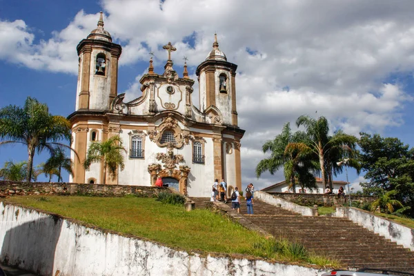 Ouro Preto, Brezilya - 3 Temmuz 2019: Assisi 'li Aziz Francis Kilisesi, Brezilya' nın Ouro Preto kentinde bulunan bir Rococo Katolik kilisesidir. Brezilyalı mimar ve heykeltıraş Lisboa tarafından tasarlandı. Aleijadinho olarak da bilinir.