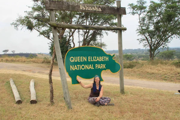 Jonge Vrouw Toerist Zit Onder Het Teken Van Queen Elizabeth — Stockfoto