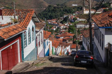 Ouro Preto, Brezilya - 3 Temmuz 2019: Brezilya 'da sömürge mimarisi ve kiliseleri olan güzel bir şehir. Minas Gerais eyaletinin başkenti Unesco tarafından Dünya Mirası olarak belirlendi.