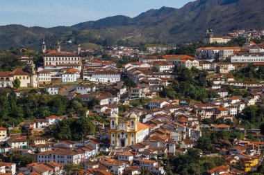 Ouro Preto, Brezilya - 3 Temmuz 2019: Brezilya 'da sömürge mimarisi ve kiliseleri olan güzel bir şehir. Minas Gerais eyaletinin başkenti Unesco tarafından Dünya Mirası olarak belirlendi.