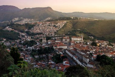 Ouro Preto, Brezilya - 3 Temmuz 2019: Brezilya 'da sömürge mimarisi ve kiliseleri olan güzel bir şehir. Minas Gerais eyaletinin başkenti Unesco tarafından Dünya Mirası olarak belirlendi.