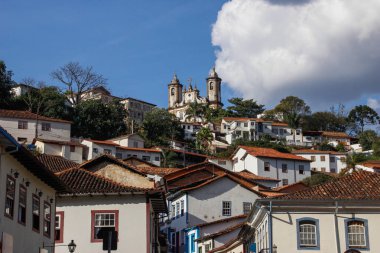 Brezilya 'da sömürge Portekiz mimarisi ve kiliseleri olan güzel bir şehir. Minas Gerais eyaletinin başkenti Unesco tarafından Dünya Mirası olarak belirlendi. Ouro Preto, Brezilya 