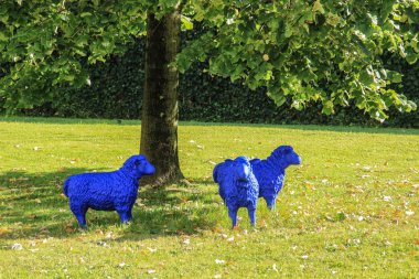 İsviçre 'de bir çiftlikte alışılmadık bir mavi kuzu heykeli.