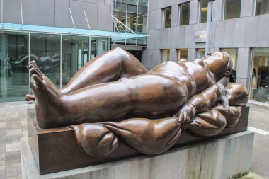 Vaduz, Lihtenştayn - 20 Ağustos 2014: Şişman, çıplak, yalancı bir kadının bronz heykeli. Vücut pozitif.