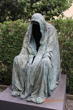 Lihtenştayn 'ın başkenti Vaduz' un merkezinde boş bir yüzle alışılmadık bir heykel. Sessizlik, keder, ölüm ve gizem bronz.