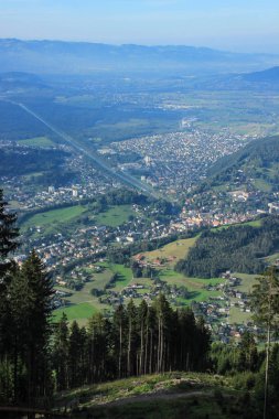 Liechtenstein Prensliği ve başkent Vaduz ile dağın tepesinden Alpler Vadisi 'nin çarpıcı manzarası. Dağlarla güneşli bir gün.